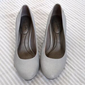 Lifestride Silver Pumps high heels size 6.5 wide